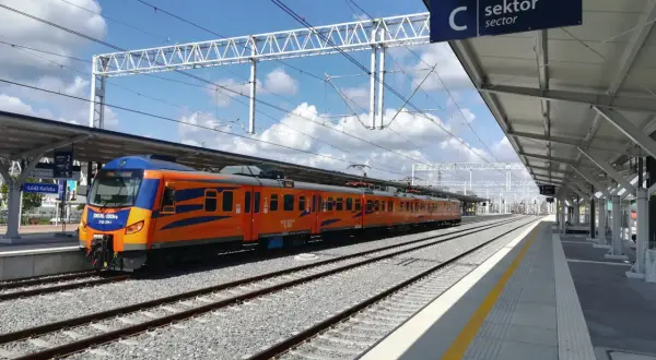 Pociąg Łódź Kaliska - Kołobrzeg PKP na peronie. Nowoczesna stacja, słoneczny dzień.