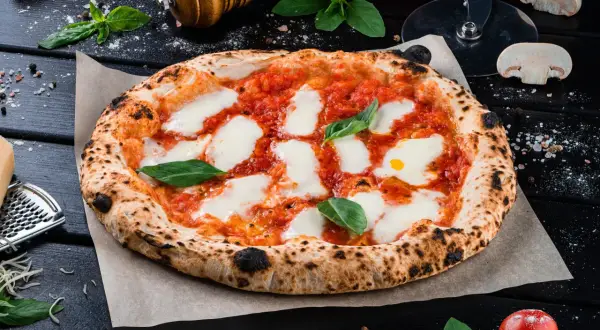 Gdzie powstała pizza? Od starożytnych placków do Neapolu i UNESCO
