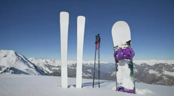 Narty czy snowboard kolana: Który sport jest bezpieczniejszy dla stawów?