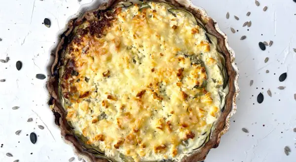 Herzhaftes Zucchiniquiche-Rezept mit Käse und Kräutern, goldbraun gebacken. Perfekt für ein leichtes Mittagessen.