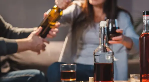 Czy można pić alkohol na L4? Konsekwencje i ryzyko utraty zasiłku