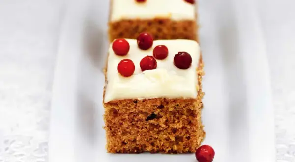 Mjuk pepparkaka med frosting och lingon. En härlig julkaka som smälter i munnen.