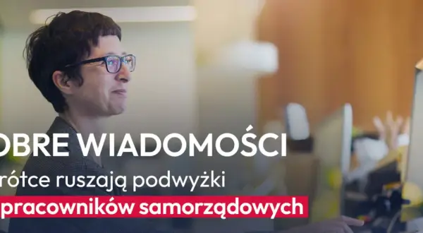 Dobre wiadomości! Wkrótce ruszają podwyżki dla pracowników samorządowych. Kobieta w okularach pracuje przy komputerze.