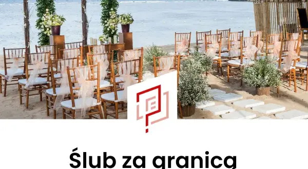 Uroczysta ceremonia ślubu cywilnego za granicą na plaży. Drewniane krzesła ozdobione wstążkami, łuk weselny z kwiatami, morze w tle.