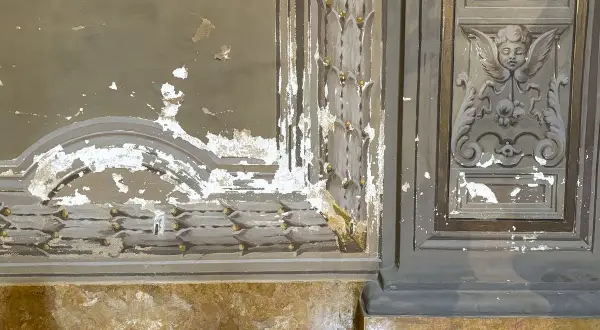 Dettagli di pareti con pittura scrostata, dove si intravedono decorazioni a rilievo e un cherubino. La colla e rete sono visibili sotto la pittura.