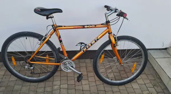 Pomarańczowy rower Trek Singletrack 800, gotowy na podbój **enduro trails Bielsko**. Idealny na górskie wyprawy.