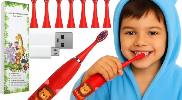 Uśmiechnięty chłopiec w niebieskim szlafroku z kapturem myje zęby czerwoną szczoteczką soniczną.