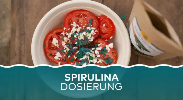 Tomaten mit Feta und grünen Spirulinapulver-Flocken. Was ist Spirulina? Ein Superfood, das man so dosieren kann.