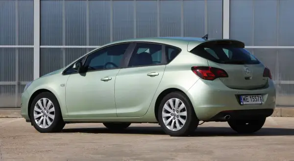 Jasnozielony Opel Astra J, idealny do miasta, z niskim spalaniem.