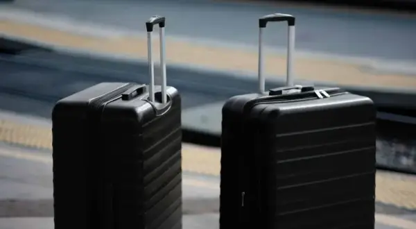 Dwie czarne walizki, idealne na bagaż podręczny Ryanair. Gotowe na podróż!