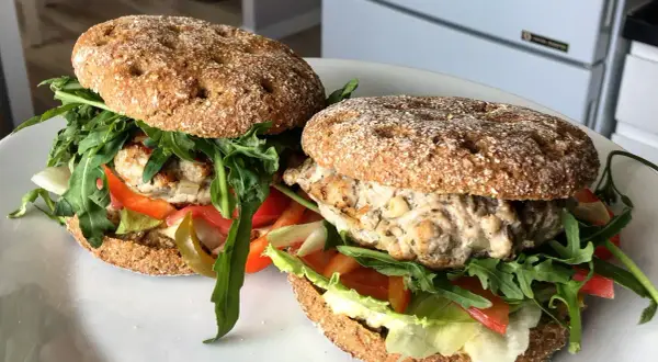 Ile kcal ma burger? Zaskakujące różnice w kaloryczności burgerów
