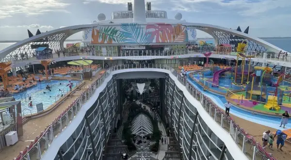 Das größte Schiff der Welt mit Pools, Wasserrutschen und einer grünen Oase im Inneren.