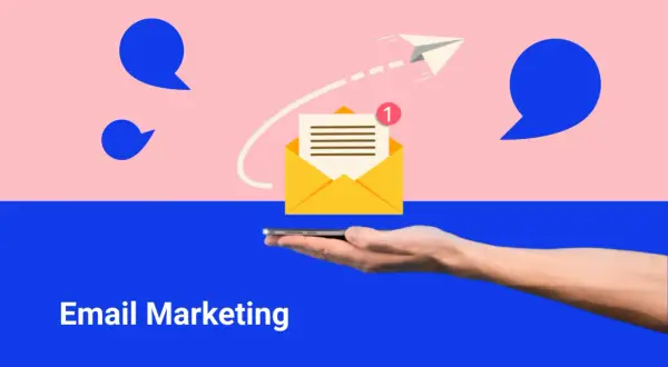 Un aereo di carta vola verso una busta gialla aperta con una notifica. Un braccio tiene uno smartphone, simbolo di mailing marketing.