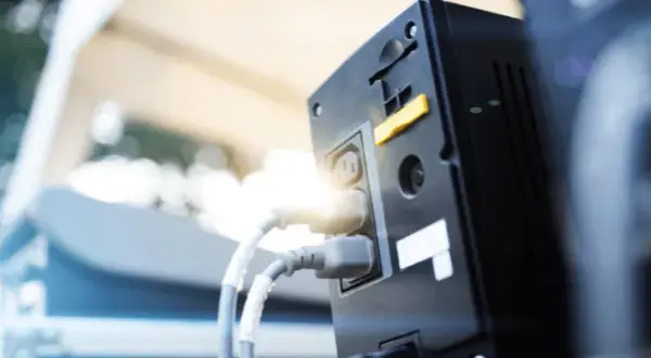 UPS elektryka co to jest i jak chroni Twoje urządzenia przed awarią