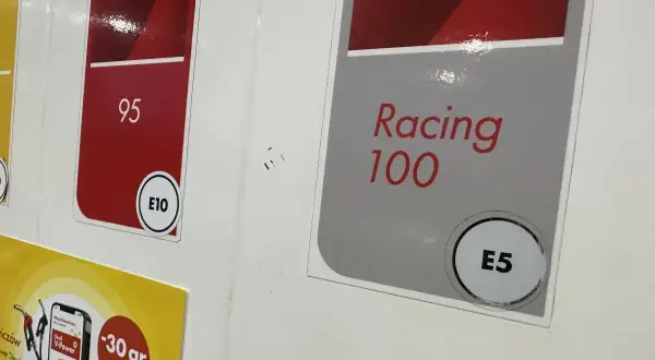 Tabliczki z oznaczeniami paliw: 95 E10, Racing 100 E5.
