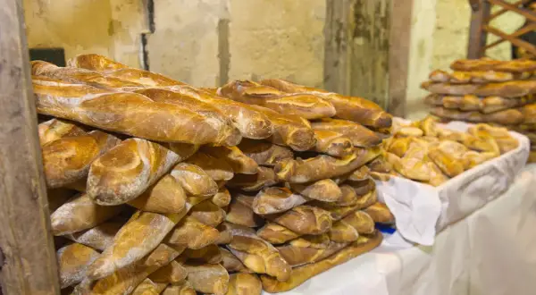 Stos świeżego pieczywa, bagietek i bułek. Zastanawiasz się, ile kosztuje chleb na Malcie?