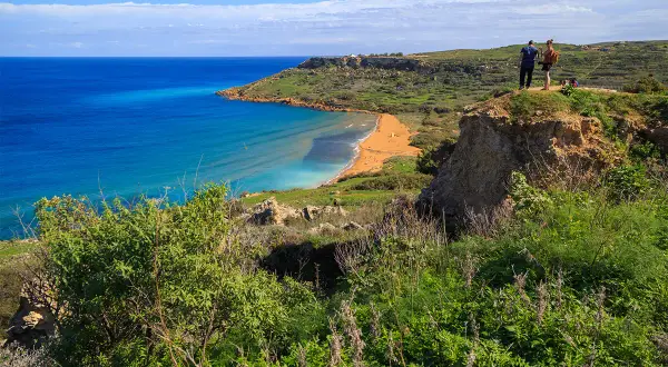 Malta w styczniu: słoneczna plaża, turkusowe morze i zielone wzgórza. Idealna temperatura na spacer.