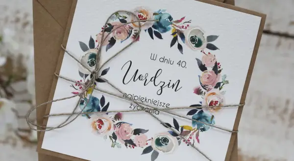 Elegancka kartka urodzinowa na 40. urodziny z wianuszkiem kwiatów. Idealna inspiracja, jak zrobić kartkę urodzinową w stylu rustykalnym.