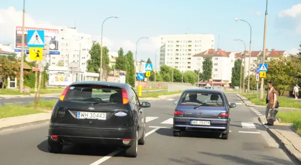 Uważaj na znaki! Przejeżdżanie na pasach grozi mandatem za wyprzedzanie.