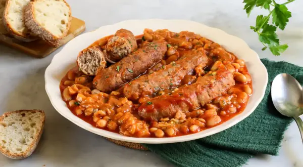 Salsiccia e fagioli in scatola ricetta: un piatto confortante con salsicce succulente e fagioli in salsa, accompagnato da pane croccante.