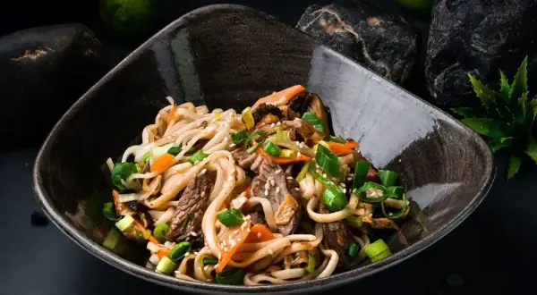 Pyszny makaron udon z wołowiną i warzywami, idealny na szybki obiad. Ten przepis na makaron udon zachwyci każdego!