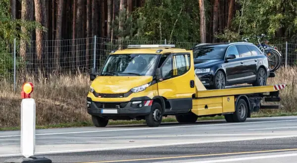 Ile kosztuje holowanie auta przez straż miejską? Sprawdź ceny w miastach