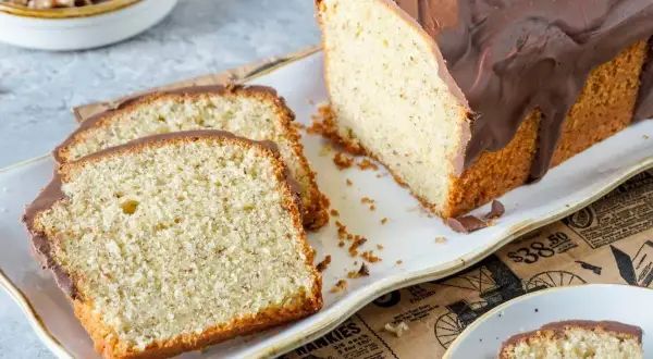 Saftiger Nusskuchen mit Schokoladenglasur, perfekt für ein gemütliches Kaffeetrinken. Dieses Nusskuchen Rezept ist ein Genuss!