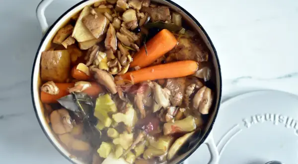 Jak zrobić bulion zero waste z obierek? Oszczędzaj i gotuj!