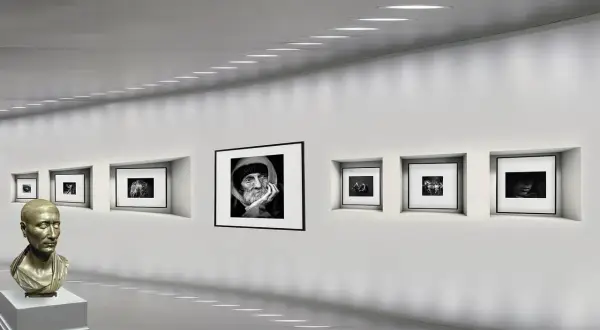 Galeria sztuki z popiersiem i czarno-białymi fotografiami, w tym portretem starca, który może być najdroższym zdjęciem świata.