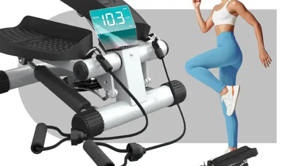 Frau trainiert auf einem Stepper. Der digitale Bildschirm zeigt 10.3. Ein Stepper-Test für ein effektives Workout.