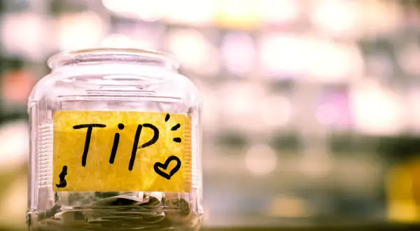 Ein Glas mit der Aufschrift "Tip" und einem Herz, bereit für Trinkgeld in Schottland.