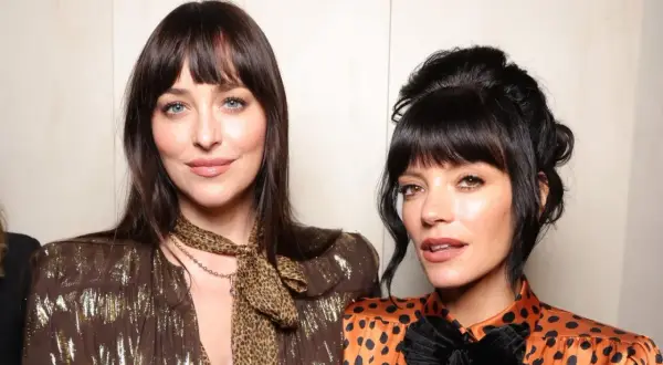 Dakota Johnson und Lily Allen: Tolle Frisuren-Inspo! Beide tragen ihre Haare mit Pony, aber ganz unterschiedlich gestylt.
