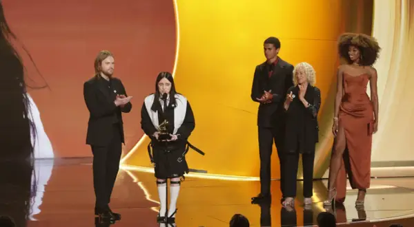 Billie Eilish z Grammy w ręku, podczas gdy inni gratulują. Czy to zapowiedź grammy 2026 nominacje?