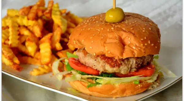 Ile kalorii ma burger wołowy z frytkami? Zaskakujące liczby!