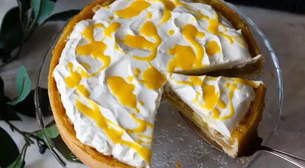Apfelweintorte, wie sie Landfrauen backen: eine köstliche Torte mit viel Sahne und gelbem Guss.