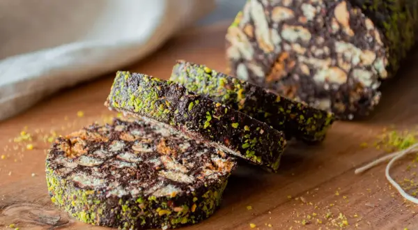 Fette di salame di cioccolato con pistacchi, un dolce goloso e croccante.