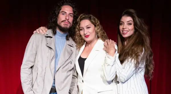 Los hijos de Enrique Morente, Estrella, Soleá y Kiki, posan juntos.