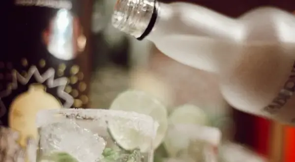 Ile kcal ma wódka: pełen przewodnik kalorii w alkoholu dla dbających o dietę