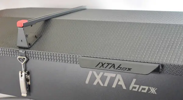 En robust IXTA box, perfekt för din Thule Touring Sport. Med praktiskt spänne och greppvänlig yta.