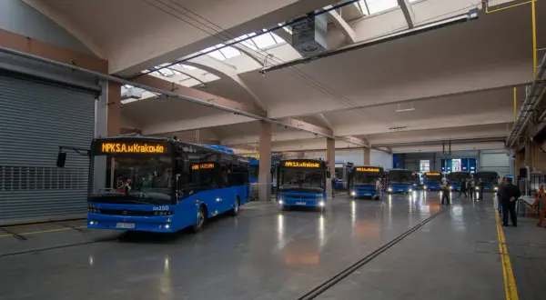 W zajezdni MPK w Krakowie, rzędy niebieskich autobusów czekają na kursy. Busy proszowice kraków to ich dom.