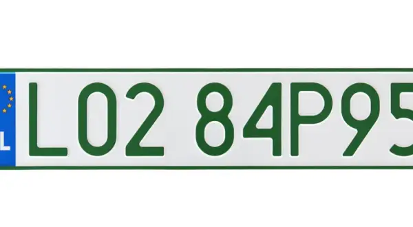 Tablica rejestracyjna L02 84P95. Data pierwszej rejestracji w dowodzie może być powiązana z tym numerem.