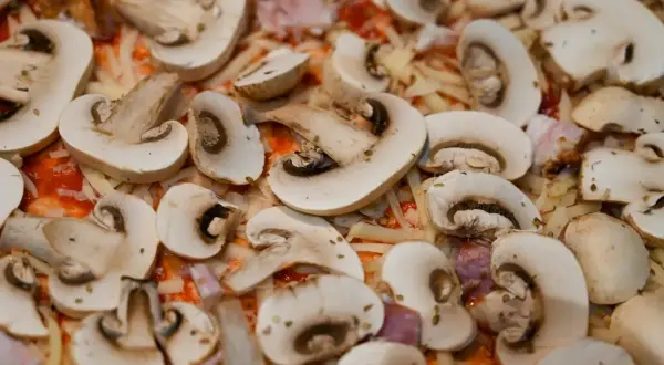 Plasterki pieczarek na pizzy. Czy pieczarki można mrozić? Tak, po rozmrożeniu nadają się do pizzy.