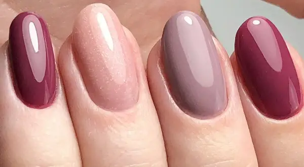 Manicure russa: unghie perfette con smalto bordeaux, rosa glitterato e tortora.