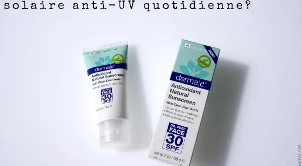Deux produits de crème solaire Derma E SPF 30, un tube et sa boîte, pour une protection solaire anti-UV quotidienne.