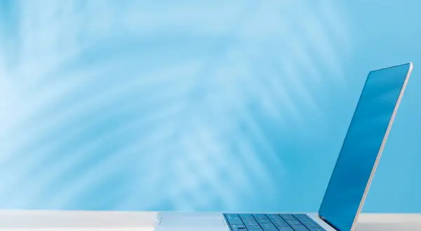 Laptop na biurku, gotowy do pracy. Dowiedz się, jak zrobic screena na laptopie, by uwiecznić ważne momenty.