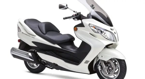 Biały Suzuki Burgman Executive, skuter z wygodnym siedzeniem i dużą szybą, gotowy na miejskie podróże.