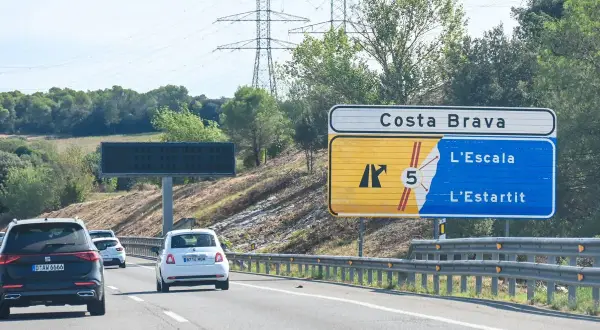 Panneau indiquant "Costa Brava" et les directions pour L'Escala et L'Estartit sur des autoroutes en Espagne.