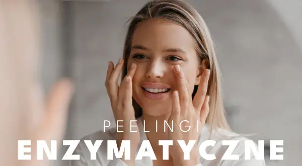 Uśmiechnięta kobieta delikatnie masuje skórę twarzy, przygotowując ją na działanie peelingu enzymatycznego.