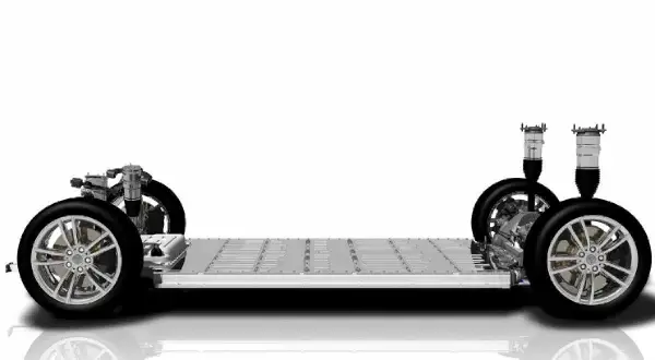 Plataforma de coche eléctrico con ruedas y suspensión. La batería es el componente central. ¿Cuánto pesa una batería de coche?
