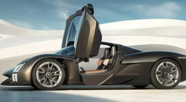 Ciemnobrązowy hypercar z otwartymi drzwiami, siedzeniami w kolorze karmelu, na tle pustynnego krajobrazu.